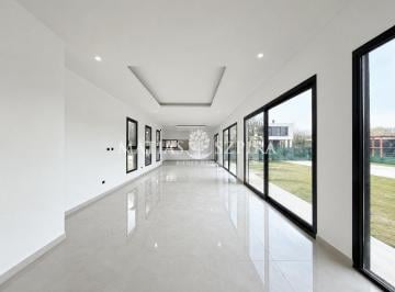 Casa · 210m² · 4 Ambientes · 2 Cocheras · Casa en Venta en Haras San Pablo