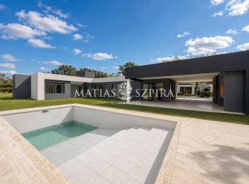 Casa · 210m² · 4 Ambientes · 2 Cocheras · Casa en Venta en Haras San Pablo