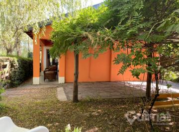 Casa · 60m² · 3 Ambientes · 1 Cochera · Casa Barrio Los Pinos Amplio Jardín Cochera