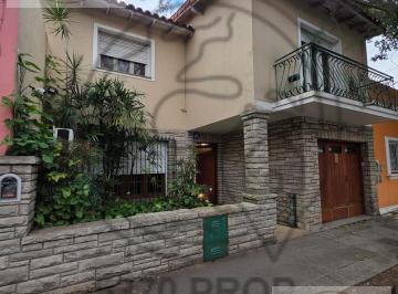 Casa · 206m² · 5 Ambientes · 1 Cochera · Casa en Venta en Centro de San Isidro, 4 Dorm., Garaje, Jardín y Más