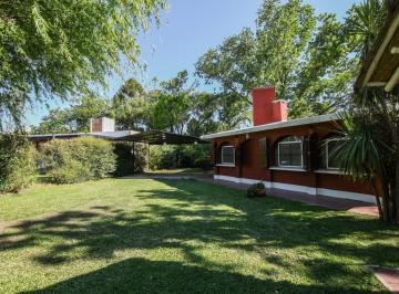 Casa · 130m² · 4 Ambientes · 2 Cocheras · Vende Casa de Tres Dorm. en Roldan Quincho Piscina Parrilla Cocheras