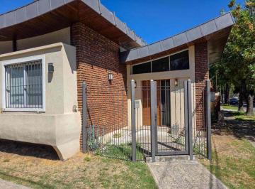 Casa · 157m² · 4 Ambientes · 2 Cocheras · Venta Permuta 4 Ambientes Pileta Cochera Castelar