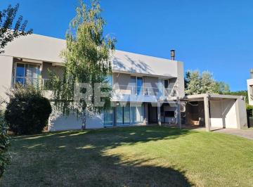 Casa · 328m² · 5 Ambientes · 1 Cochera · Alquiler Casa Gerencial 4 Dorm Comahue Golf Club