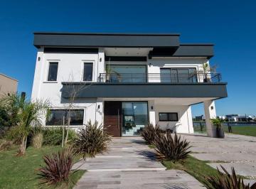 Casa · 393m² · 5 Ambientes · 1 Cochera · Venta Casa 5 Ambientes Sebastian Gaboto