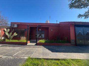 Casa · 141m² · 4 Ambientes · 2 Cocheras · Casa en Venta 4 Ambientes Grand Bourg Apto Crédito