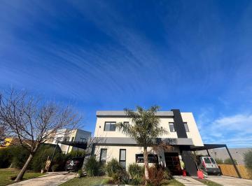 Casa · 160m² · 5 Ambientes · 2 Cocheras · Venta Casa 5 Amb. C/piscina San sebastián (Permuta)