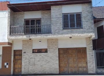 Casa · 270m² · 4 Ambientes · 1 Cochera · Casa 4 Ambientes en Venta en La Plata con Galpón