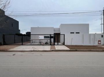 Casa · 130m² · 4 Ambientes · 2 Cocheras · Venta Casa a Estrenar en Barrio Las Cañitas Bahia Blanca