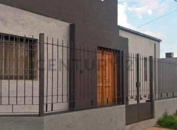 Casa · 100m² · 3 Ambientes · Casa Esquina de 4 Dorm. con Gran Patio y Cochera en San Pablo