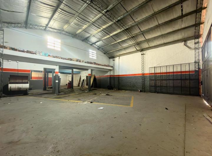 Bodega-Galpón · 330m² · 4 Ambientes