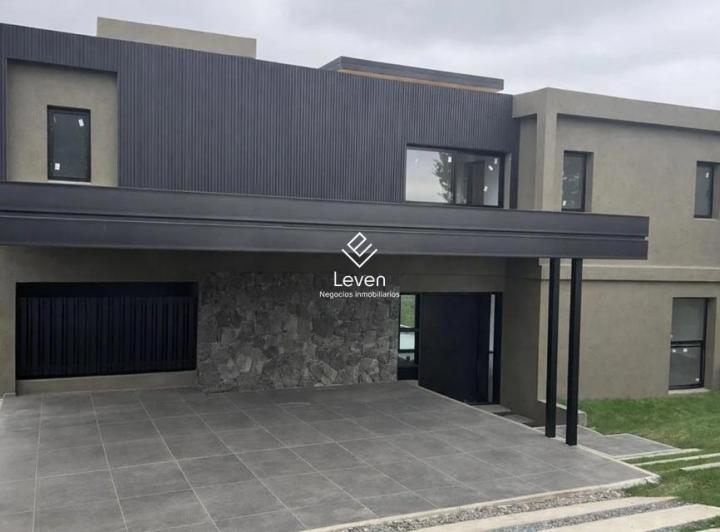 Casa · 330m² · 11 Ambientes · 2 Cocheras