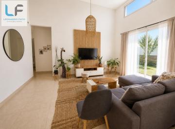 Casa · 159m² · 4 Ambientes · 2 Cocheras · Casa en Santa Emilia