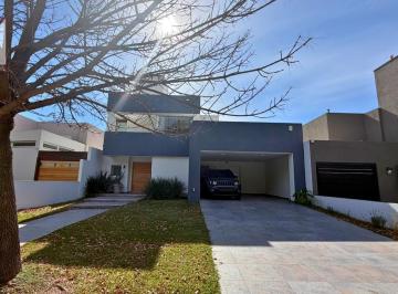 Casa · 150m² · 7 Ambientes · 2 Cocheras · Casa en Venta en Riberas de Manantiales. 2 Dorm.. Gran Patio con Pileta. Galeria con Asador