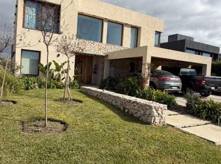 Casa · 280m² · 4 Ambientes · 2 Cocheras