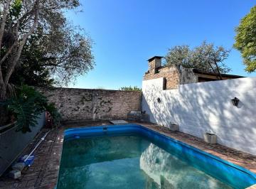 Casa · 130m² · 4 Ambientes · 1 Cochera · Alquilo Casa de 2 Dorm. con Pileta en Colinas de V. Sarsfield