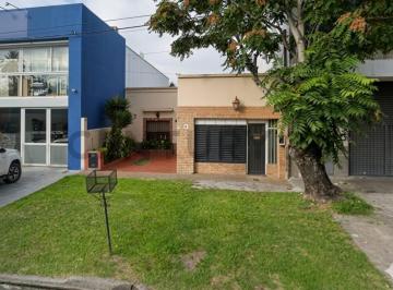 Casa · 111m² · 4 Ambientes · Casa con Departamento Independiente y Local en Venta