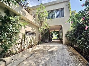 Casa · 380m² · 5 Ambientes · 3 Cocheras · Casa en Venta en San Isidro con Vistas Únicas a La Barranca.