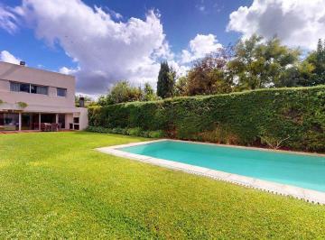 Casa · 301m² · 5 Ambientes · 1 Cochera · Casa en Venta La Plata Gonnet 4 Dorm.