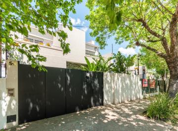 Casa · 220m² · 5 Ambientes · 1 Cochera · Impecable Casa a La Venta con Jardín y Piscina Ubicada en Acassuso.