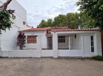 Casa · 102m² · 4 Ambientes · 1 Cochera · Casa a Refaccionar