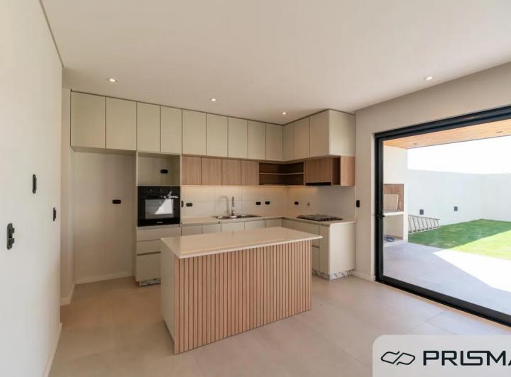Casa · 238m² · 10 Ambientes · 2 Cocheras
