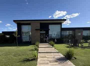 Casa · 340m² · 5 Ambientes · 4 Cocheras · Casa en Lagos de Canning 1