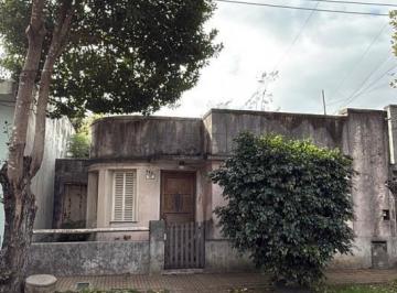 Casa · 100m² · 4 Ambientes · Aj - Casa a Reciclar con Gran Potencial, Excelente Ubicacion