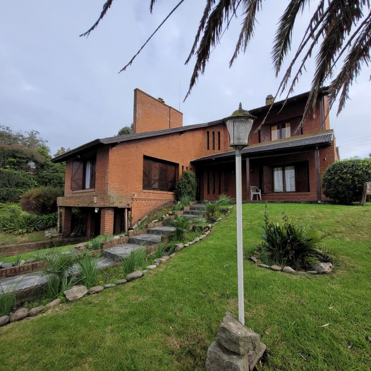 Importante chalet sobre lote de 838m² y 260m² cubiertos — Punta Mogotes