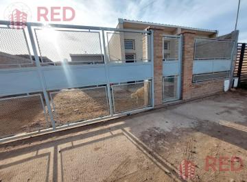 Casa · 152m² · 4 Ambientes · 1 Cochera · Vendo Casa en Centenario con Salon Familiar