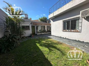 Casa · 220m² · 6 Ambientes · 1 Cochera · Venta de Casa con Fondo Libre - Lanús Oeste - Excelente Estado!