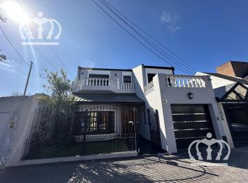 Casa · 220m² · 6 Ambientes · 1 Cochera · Venta de Casa con Fondo Libre - Lanús Oeste - Excelente Estado!
