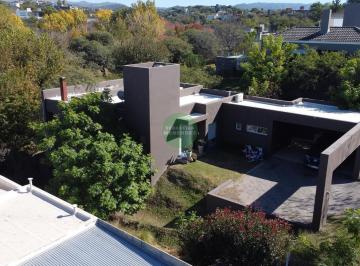 Casa · 350m² · 6 Ambientes · 4 Cocheras · Salida a 2 Calles - 3 Dorm. - Escritorio - Categoría - Casa en Venta en Q2