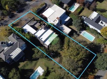 Casa · 350m² · 8 Ambientes · 4 Cocheras · Salida a 2 Calles - 3 Dorm. - Escritorio - Categoría - Casa en Venta en Q2