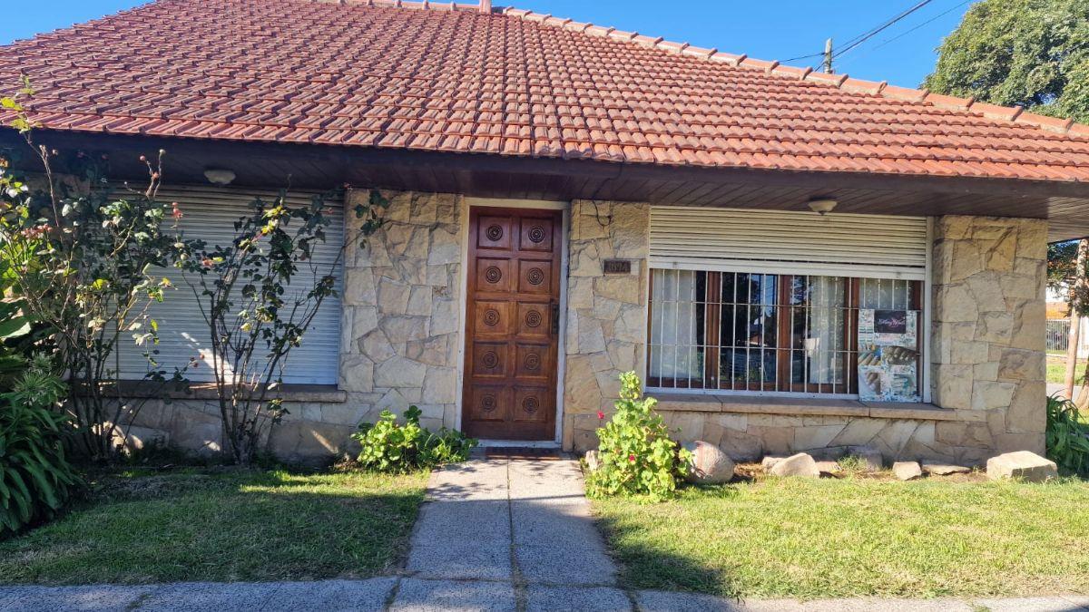 Casa en venta ubicada en Colina de Peralta Ramos, ideal para familias. La propiedad cuenta con 3 dormitorios y 2 baños, perfecta para una vida cómoda.