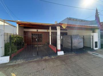 Casa · 160m² · 6 Ambientes · 2 Cocheras · Casa en Venta en La Plata de 3 Tres Dorm. y Cochera