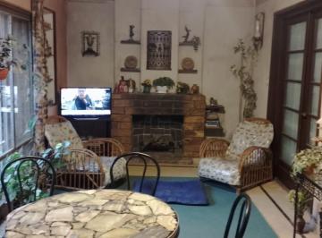 Casa · 8 Ambientes · 2 Cocheras · En Sector de Vte. Lopez, Solido Chalet 8 Amb. con Gran Fondo, Para Refaccionar
