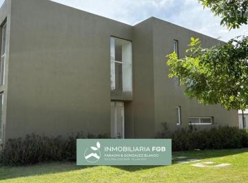 Casa · 214m² · 5 Ambientes · 4 Cocheras · Casa en Venta en Barrio Puerto - El Cantón | 3 Dorm. | Dependencia | 906 m² Lote | Escucha Ofe