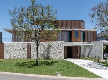 Casa · 500m² · 8 Ambientes · 2 Cocheras · Imponente Casa Racionalista Al Lago en Lagos del Golf