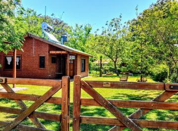 Casa · 56m² · 3 Ambientes · 1 Cochera · Descubre Una Encantadora Casa Estilo Chalet en Salvador María | Lobos