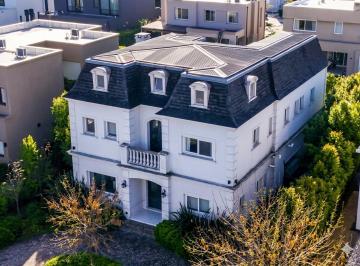Casa · 290m² · 6 Ambientes · 3 Cocheras · Casa en Los Castaños