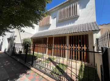 Casa · 215m² · 3 Ambientes · 1 Cochera · ¡Casa en Venta en Barrio Empalme, a m de Av Sabattini!