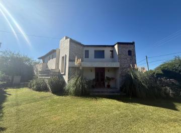 Casa · 600m² · 8 Ambientes · 3 Cocheras · Villa Allende Golf 4 Dorm. + Pileta + Parque Amplio