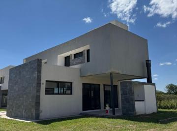 Casa · 180m² · 4 Ambientes · 2 Cocheras · Duplex en Housing a m de La E53 3 Dorm.