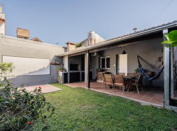 Casa · 93m² · 3 Ambientes · Casa. Tres Ambientes. Quincho y Jardín. Castelar
