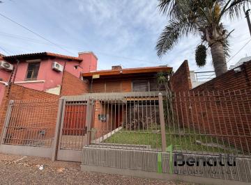 Casa · 201m² · 4 Ambientes · 2 Cocheras · Casa 4 Ambientes en Venta con Jardín, Pileta y Garaje Auto.