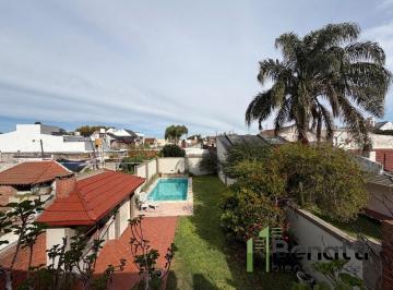 Casa · 201m² · 4 Ambientes · 2 Cocheras · Casa 4 Ambientes en Venta con Jardín, Pileta y Garaje Auto.