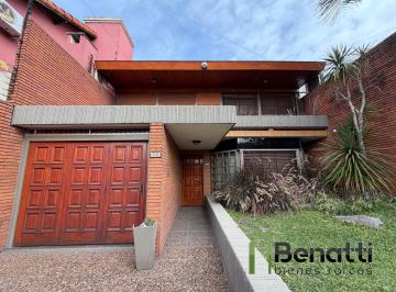 Casa · 201m² · 4 Ambientes · 2 Cocheras · Casa 4 Ambientes en Venta con Jardín, Pileta y Garaje Auto.