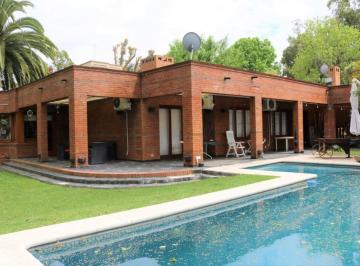 Casa · 260m² · 5 Ambientes · 3 Cocheras · Casa en Country Club El Carmen en un Terreno de 900 m²