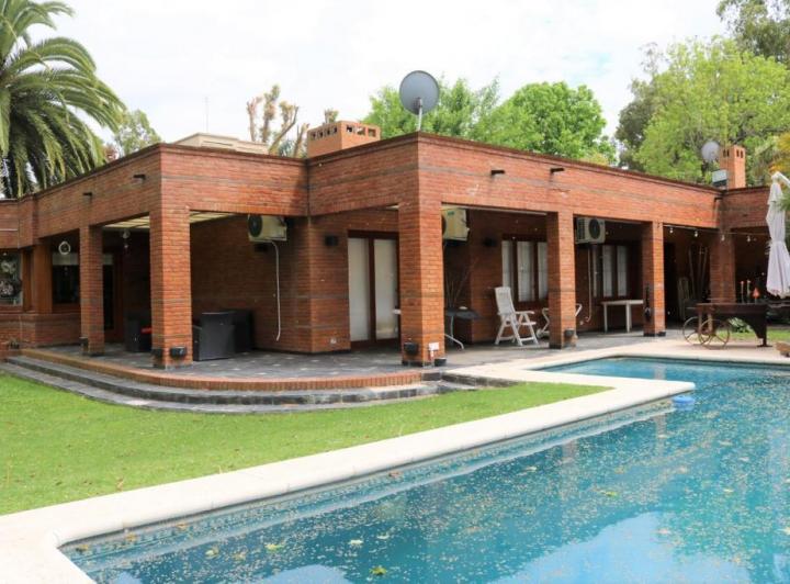 Casa · 260m² · 5 Ambientes · 3 Cocheras
