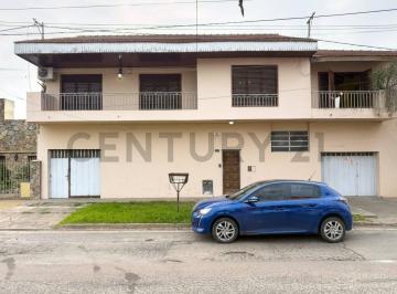 Casa · 284m² · 4 Ambientes · 2 Cocheras · Casa en Venta en La Plata de 2 Dorm. con Cochera